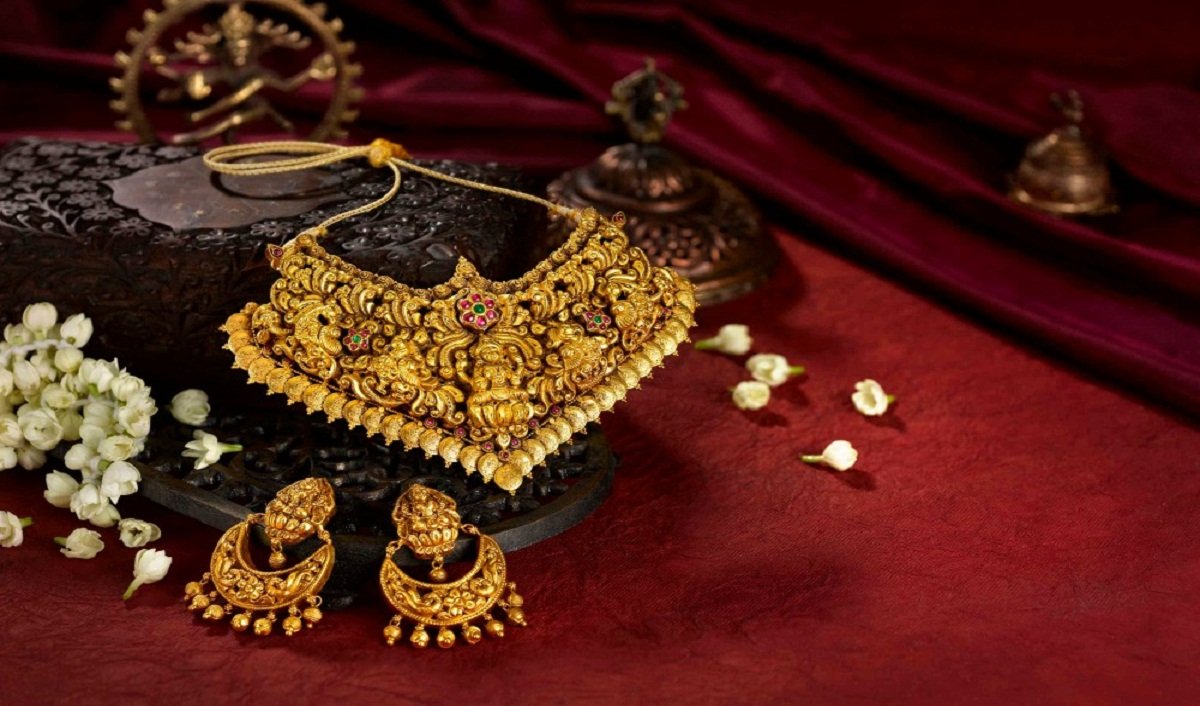 Fashion Alchemist: Unleashing the Magic of Transforming Basics into Style Gold Hindu Wedding